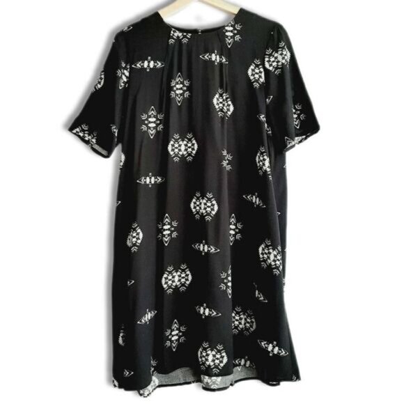 H&M / Tribal Print Crewneck Mini Dress Flowy Lightweight B&W Sz 8 Flawed - Picture 2 of 13